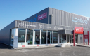 Entrée du showroom Grandbains rénové à Bourg-en-Bresse (Ain).