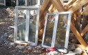 Déchets de chantier à Clichy (92) - Menuiseries usagées.