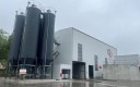 La nouvelle centrale à béton prêt-à-l'emploi (BPE) inauguré en juin 2025 par Quéguiner Béton (filiale du groupe breton Quéguiner).