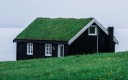 Maison bioclimatique construction montagne lac verdure toit végétalisé