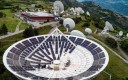 Des antennes paraboliques reconverties en centrales solaires dans les Alpes suisses