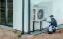 Un homme en train de faire de la maintenance