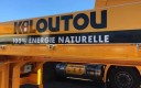 Engin Kiloutou avec inscription 100% énergie naturelle