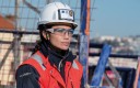 Femme portant des lunettes de protection Bollé Safety sur un chantier de BTP.