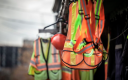 EPI suspendus à proximité d'un chantier du BTP.