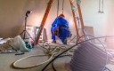 Chantier de rénovation d'une installation électrique.
