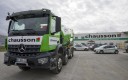 Camion de livraison devant une agence Chausson Matériaux.