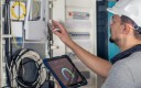 Électricien intervenant sur un chantier de rénovation énergétique.