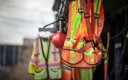 EPI accrochés au vestiaire d'un chantier du BTP.